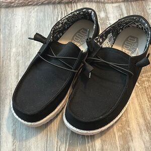 Hey Dude Black Flats Comfortable Slip-On Loafers woman’s size 8wide